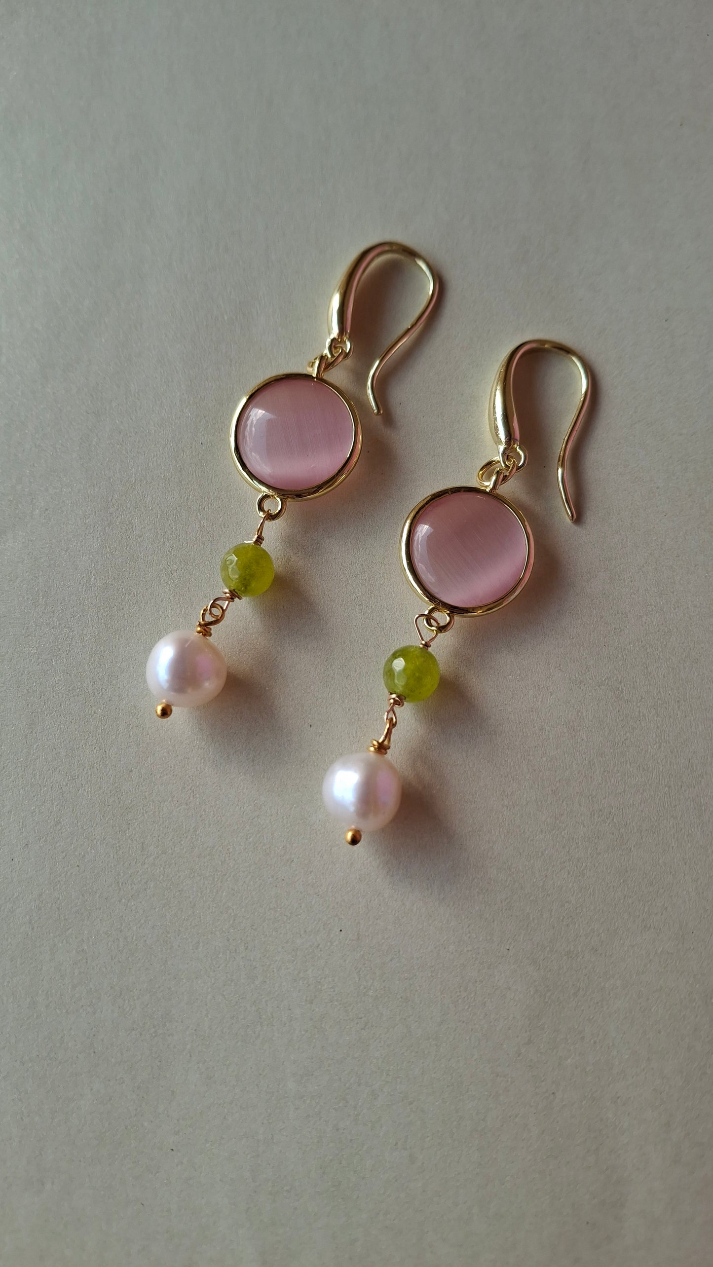 Orecchini con pietra occhio di gatto e perle